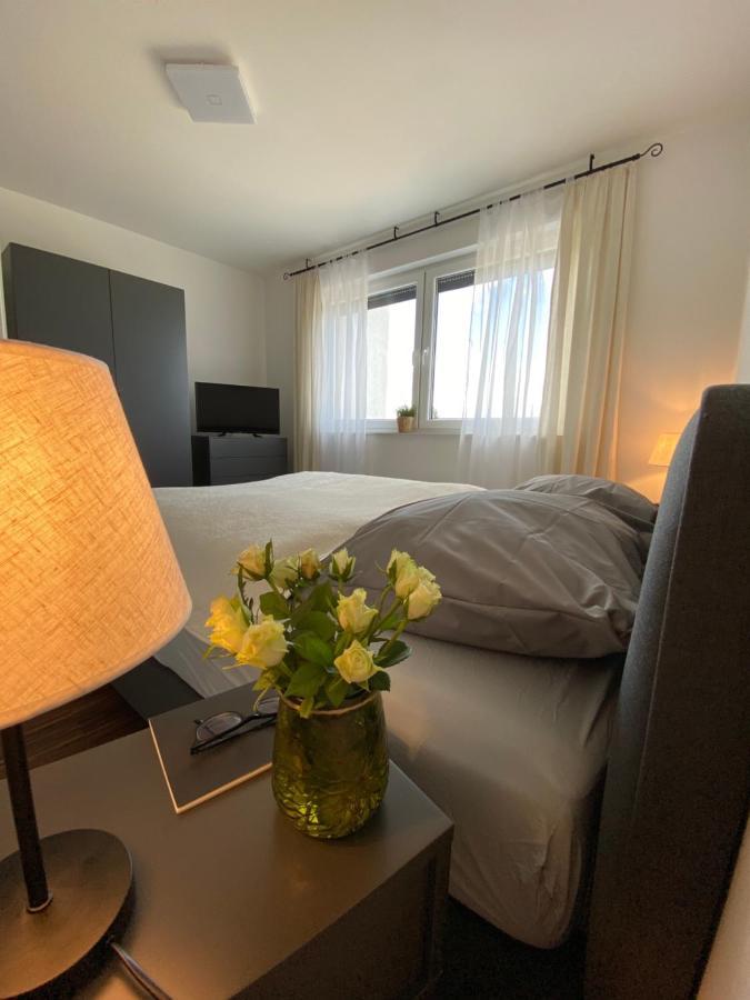 Modernes Apartment Am Hafen Mit Seeblick Гросрешен Екстериор снимка
