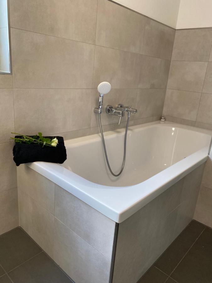 Modernes Apartment Am Hafen Mit Seeblick Гросрешен Екстериор снимка